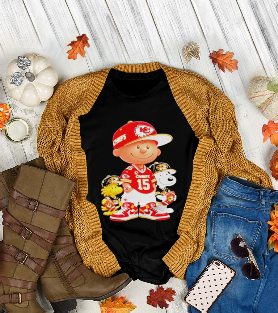 Peanuts Chiefs Patrick Mahomes Football Kansas City Charlie Brown Snoopy Woodstock T-Shirt