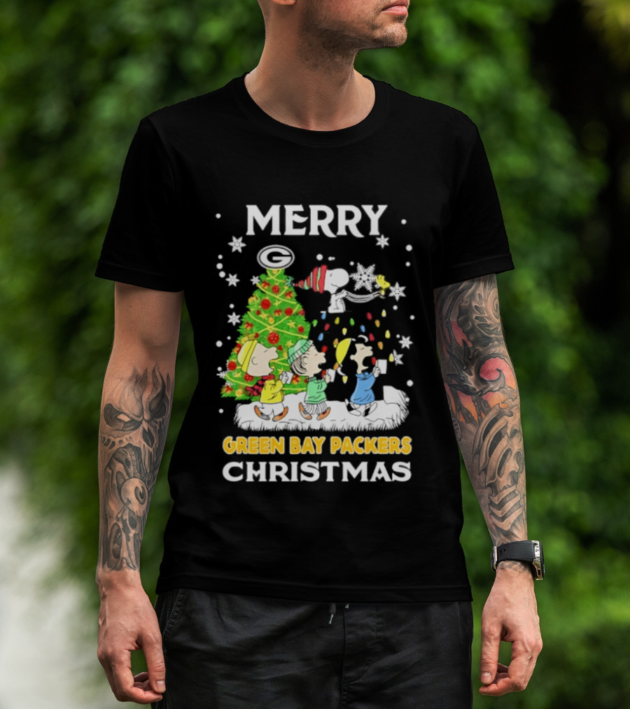 Merry Green Bay Packers Peanuts Christmas Caroling With Snoopy And Woodstock T-Shirt