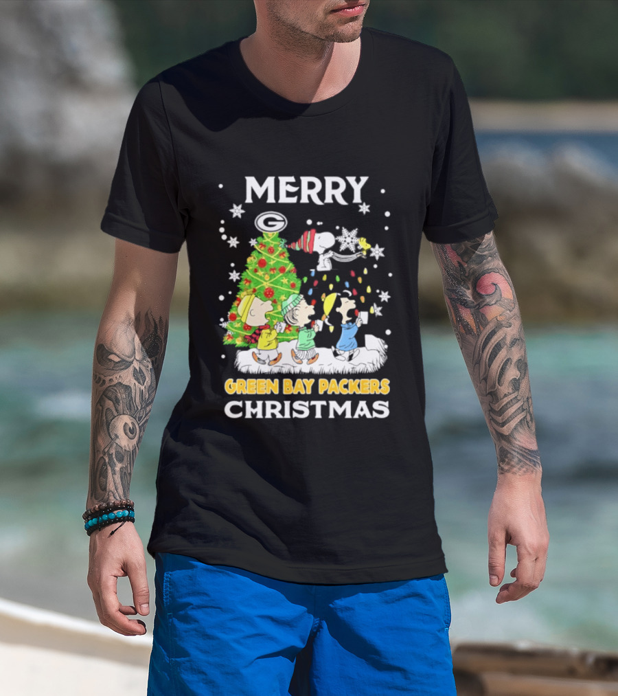 Merry Green Bay Packers Peanuts Christmas Caroling With Snoopy And Woodstock T-Shirt
