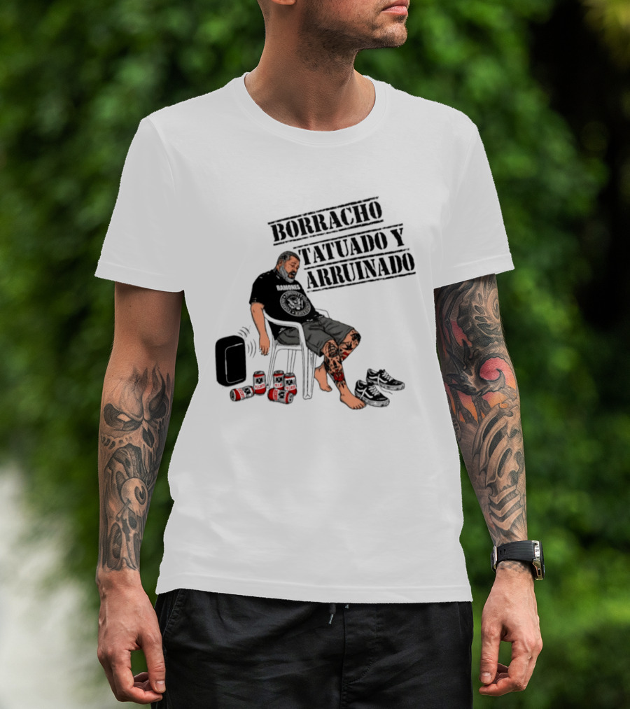 Borracho Tatuado Y Arruinado Hombre Con Pierna Tatuada Y Botellas Vibrando T-Shirt