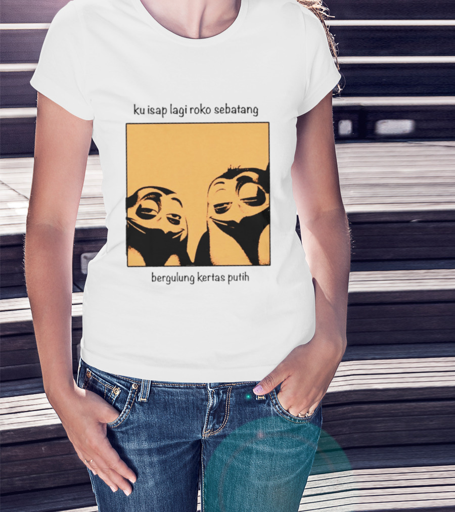 Ku Isap Lagi Roko Sebatang Bergulung Kertas Putih Private Kowalski T-Shirt
