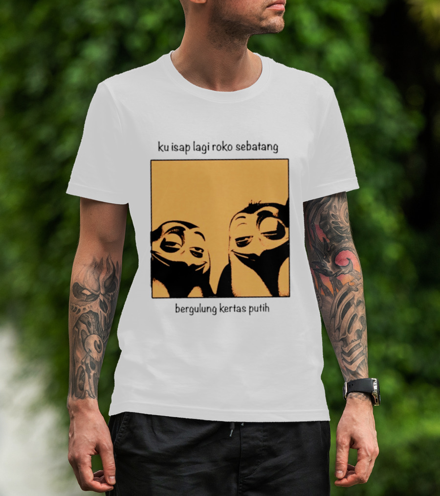 Ku Isap Lagi Roko Sebatang Bergulung Kertas Putih Private Kowalski T-Shirt
