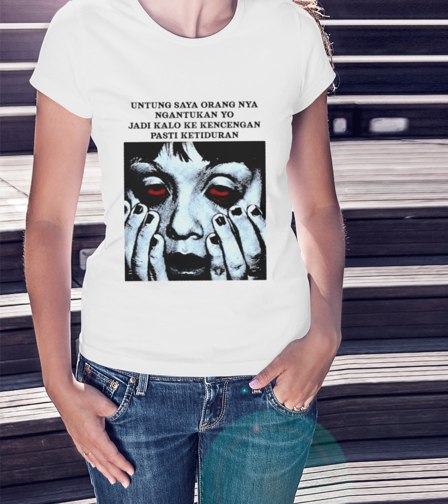 Untung Saya Orang Nya Ngantukan Yo Jadi Kalo Ke Kencengan Pasti Ketiduran Mata Merah Menahan Kantuk T-Shirt
