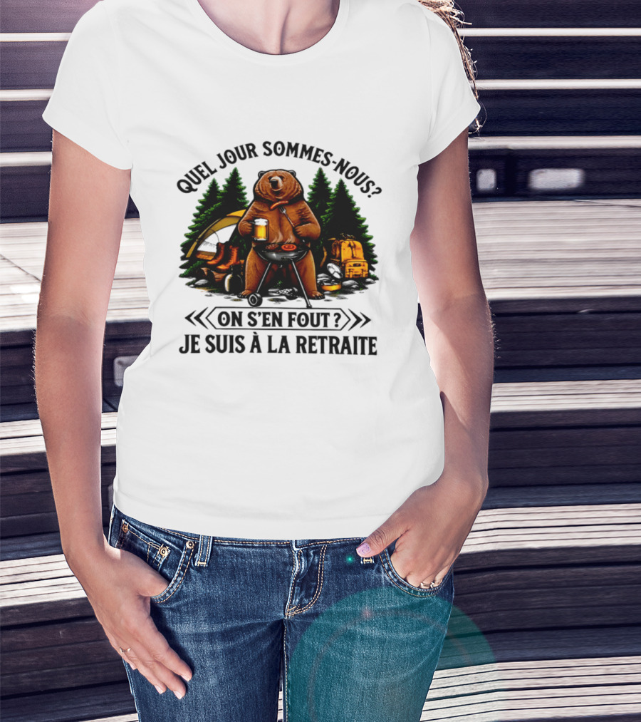 Quel Jour Sommes Nous On S'en Fout Je Suis à La Retraite Camping Bear In The Woods T-Shirt