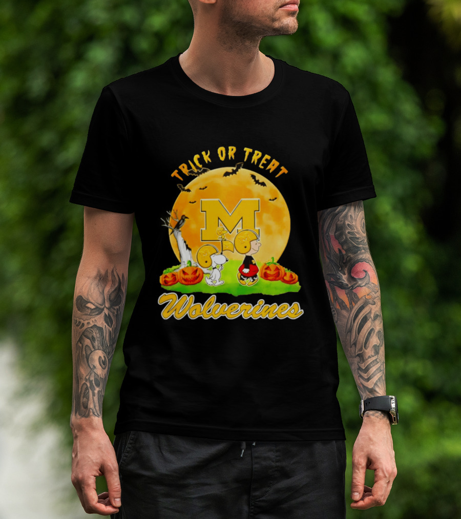 Michigan Wolverines Peanuts Trick Or Treat Halloween Moon T-Shirt