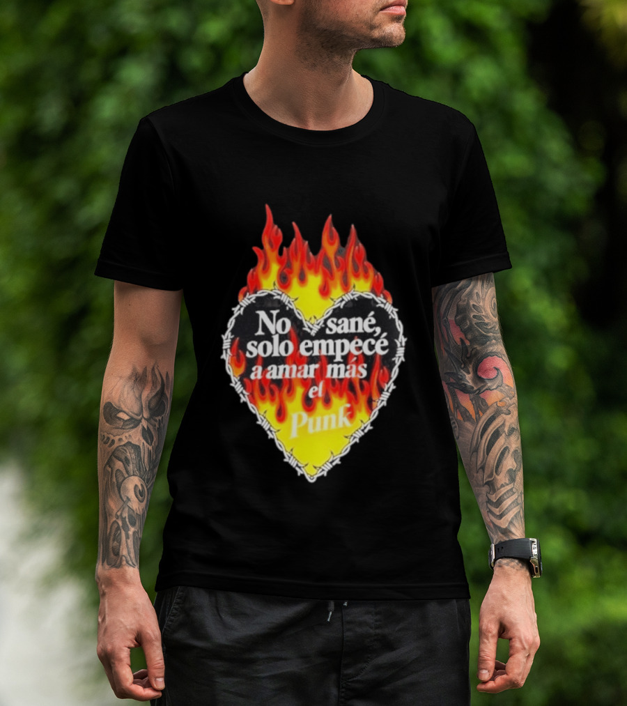 No Sané Solo Empecé A Amar Más El Punk Heart Fire Flame And Barbed Wire T-Shirt