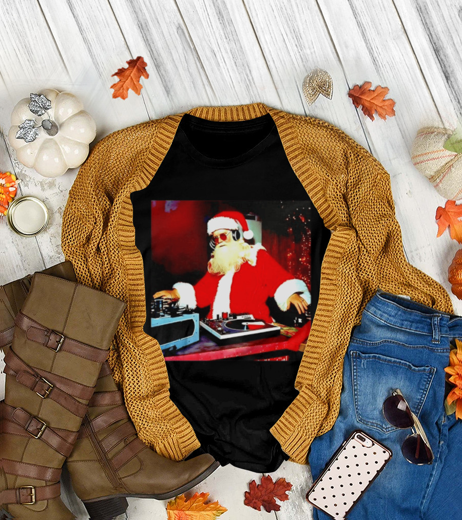Santa Claus DJ Christmas 2026 Music Holiday Turntable Festive Party T-Shirt