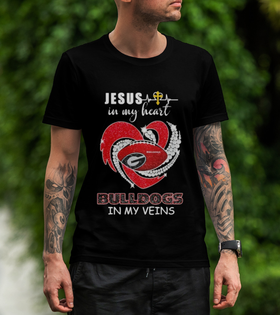 Jesus In My Heart Bulldogs In My Veins Diamond Heart T-Shirt