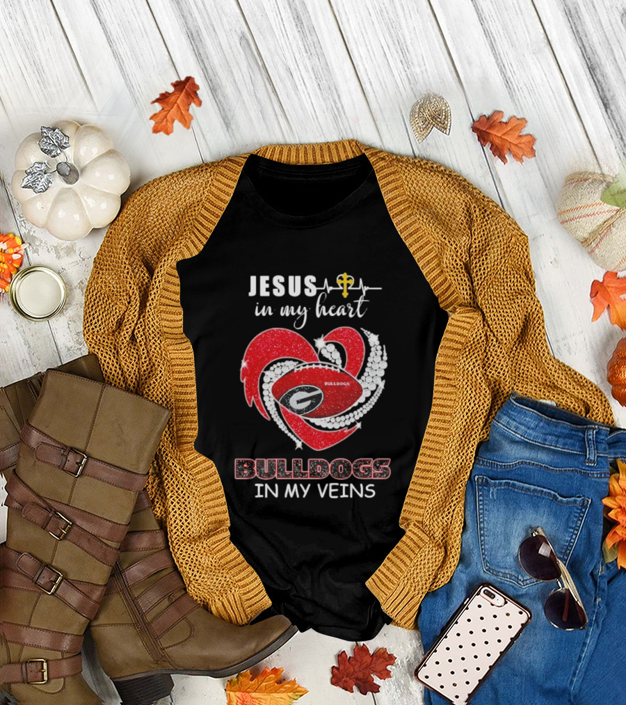 Jesus in My Heart Bulldogs in My Veins Diamond Heart T-Shirt