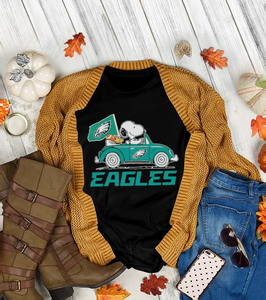 Snoopy Woodstock Driving Car with Philadelphia Eagles Flag EAGLES T-Shirt