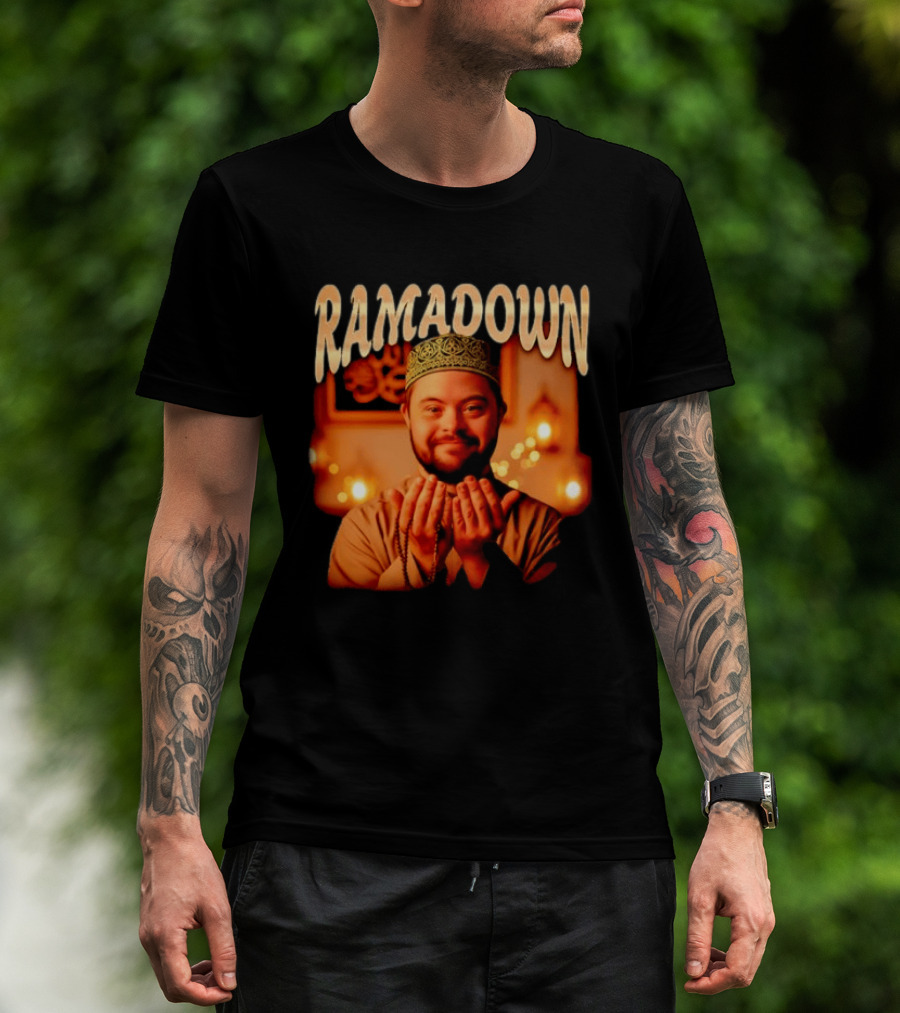 Ramadown Mens Kufi Malawi Hexa Series Smiling Man Praying Ramadan T-Shirt