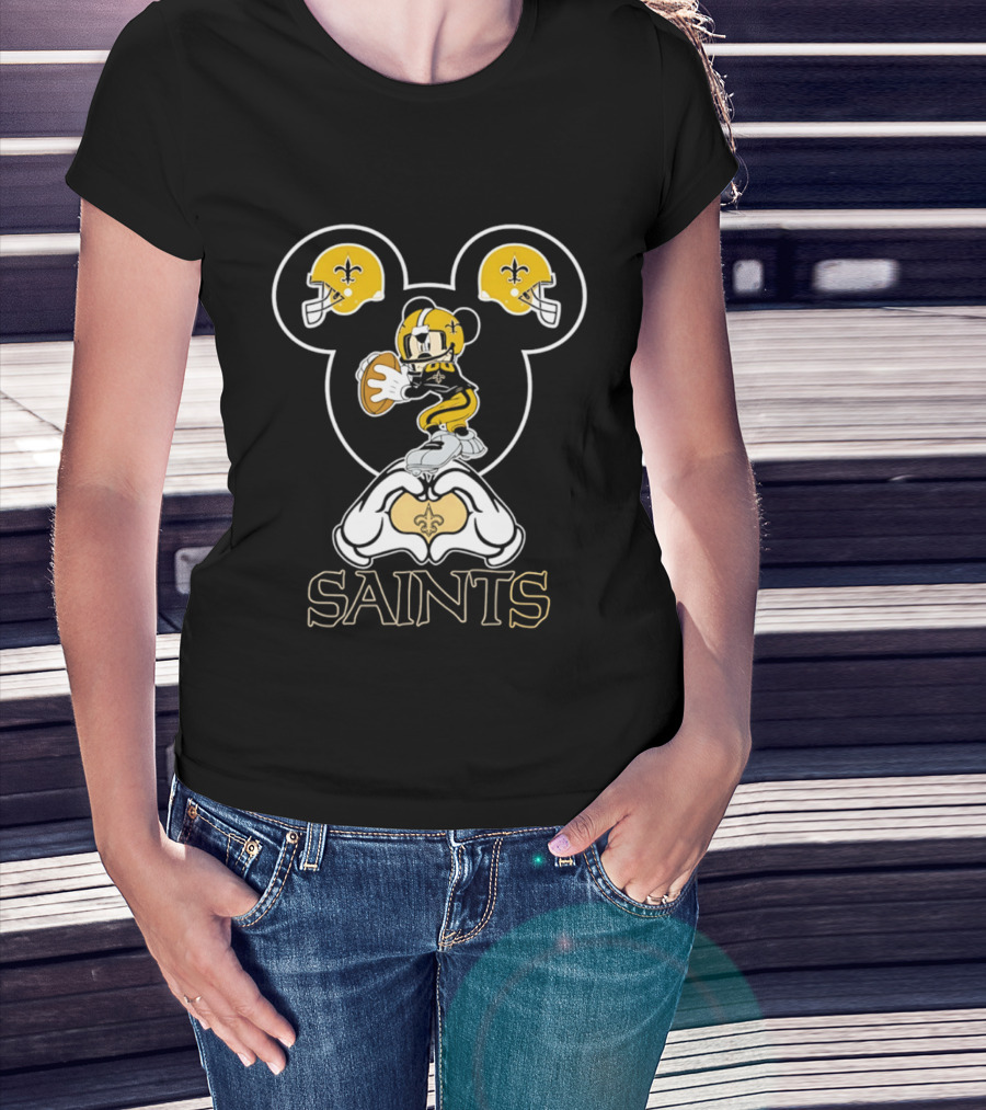 New Orleans Saints Mickey Mouse Football Heart Hands T-Shirt