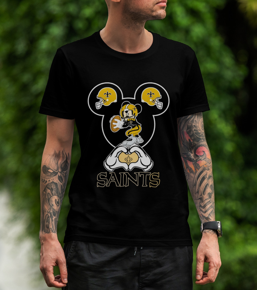 New Orleans Saints Mickey Mouse Football Heart Hands T-Shirt