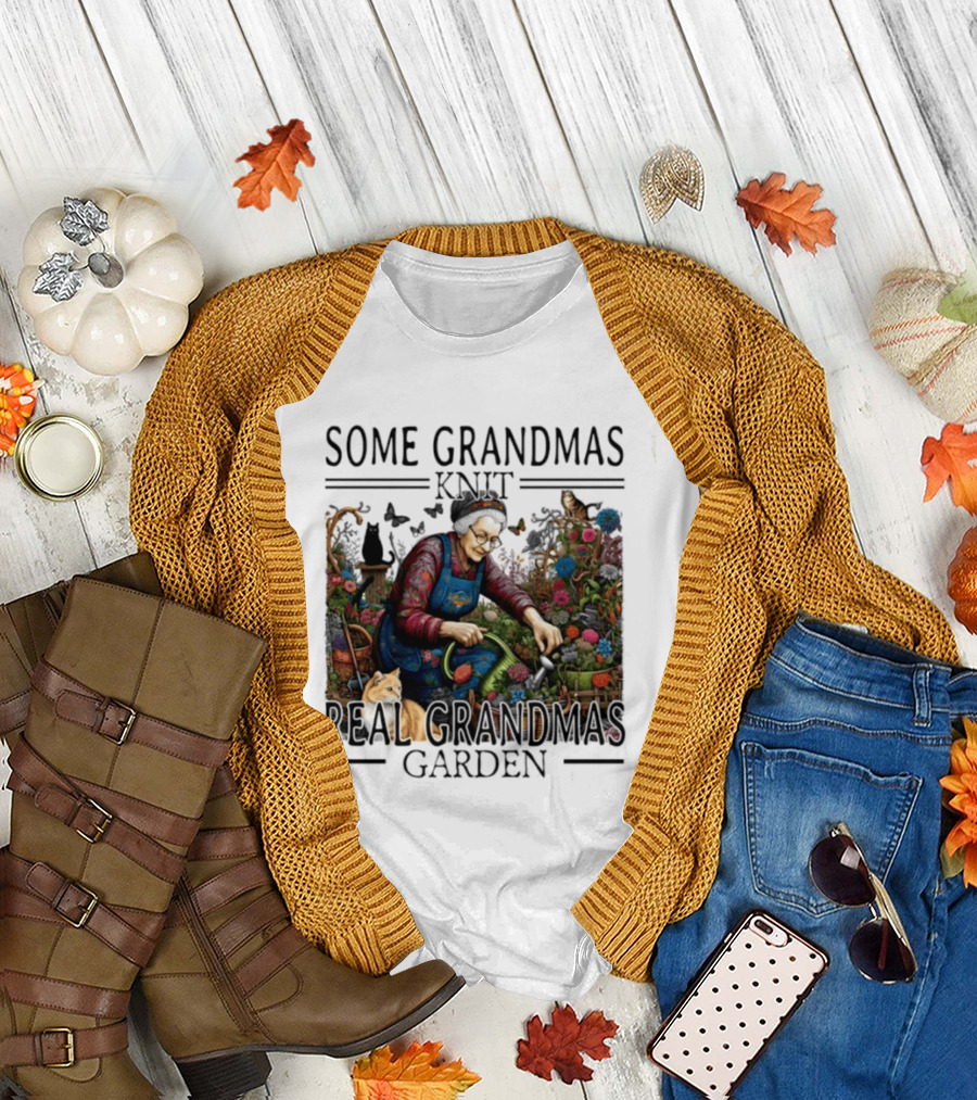 Some Grandmas Knit Real Grandmas Garden Flowers Roses Watering Can Cat T-Shirt