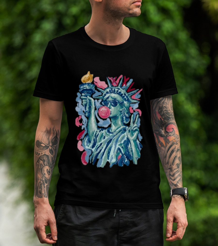 Statue Of Liberty With Bubble Gum And Peace Sign For 4th Of July T-Shirt