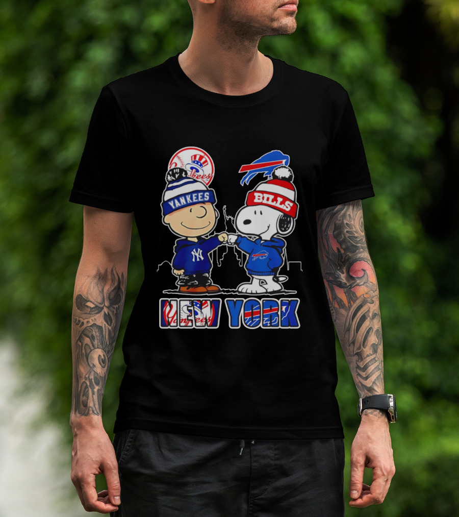 New York Yankees Buffalo Bills Charlie Brown Snoopy Fist Bump Skyline T-Shirt