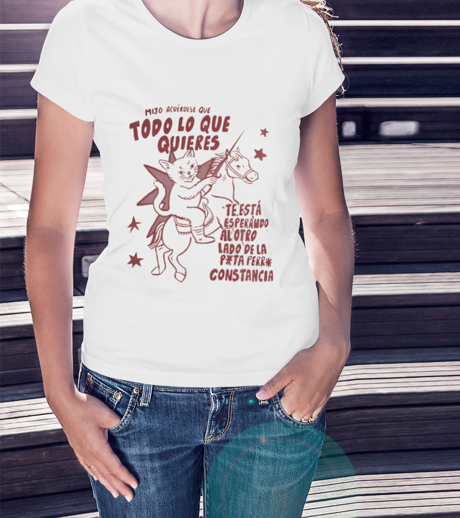 Mijo Acuerdese Que Todo Lo Que Quieres Te Esta Esperando Al Otro Lado De La Perseverancia Constancia Cat Riding Horse With Stars T-Shirt