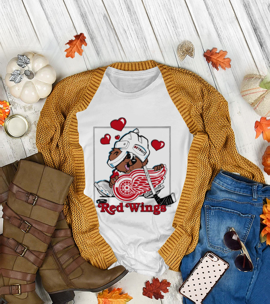 Detroit Red Wings Bear Hugging Hockey Heart with Hearts T-Shirt