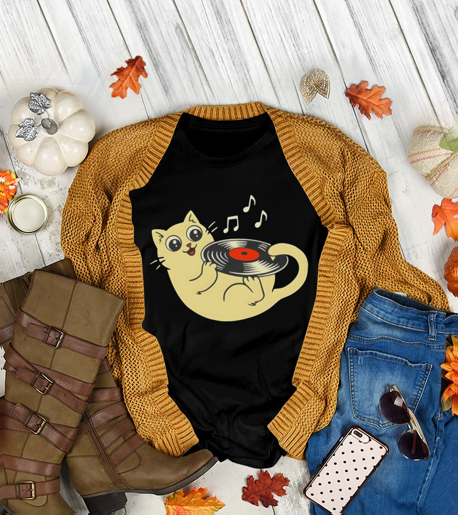 Turntable Cat Spinning Vinyl Record with Musical Notes T-Shirt