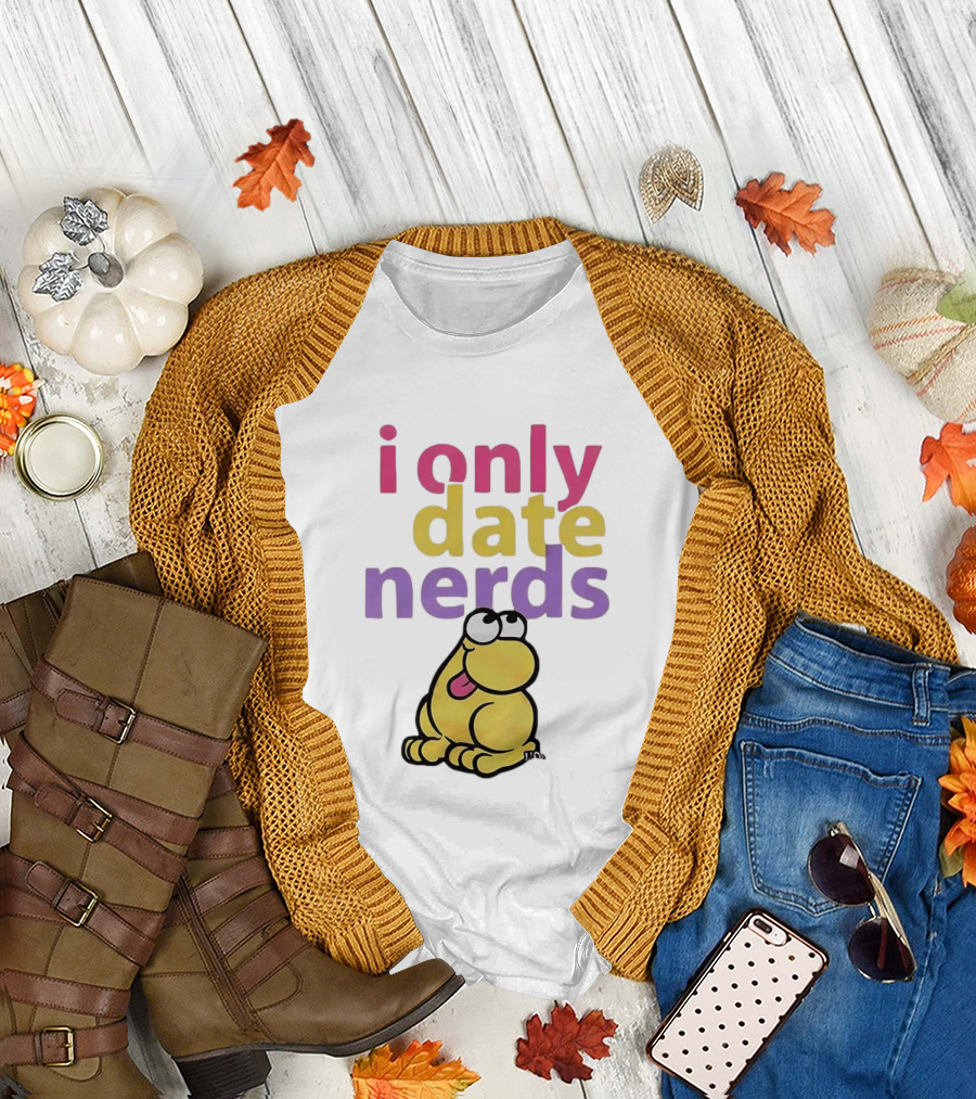 I Only Date Nerds Colorful Cartoon Worm Fun Playful Humor T-Shirt