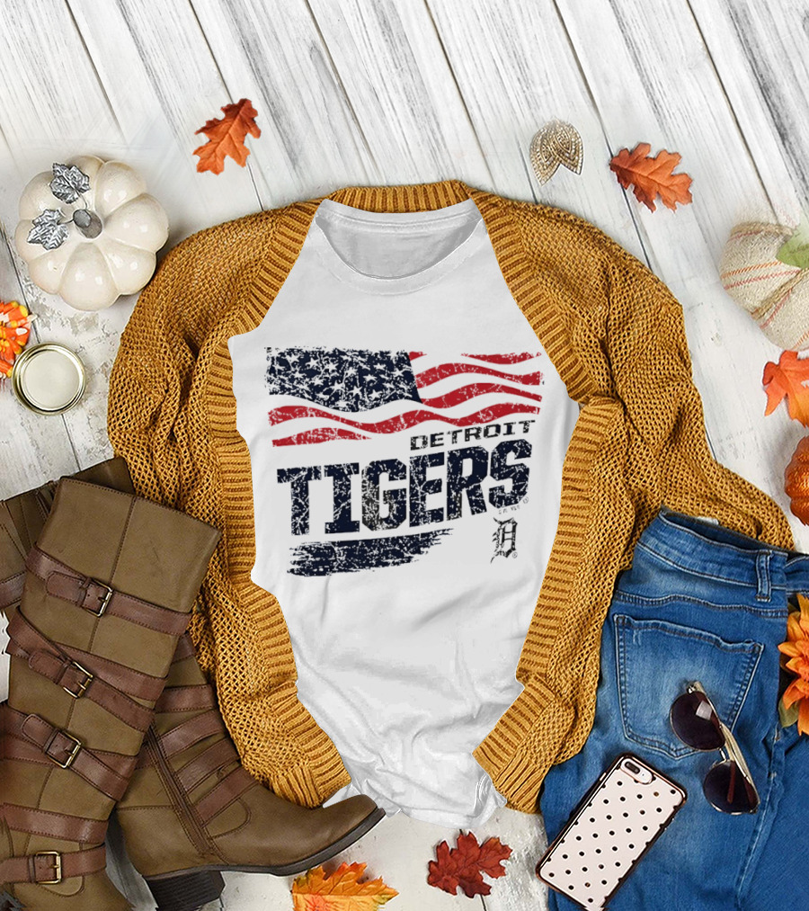 Detroit Tigers Waving American Flag 4th of July Celebration T-Shirt