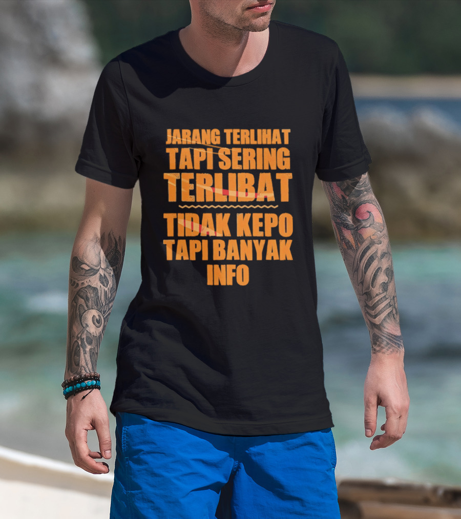 Jarang Terlihat Tapi Sering Terlibat Tidak Kepo Tapi Banyak Info Keren T-Shirt