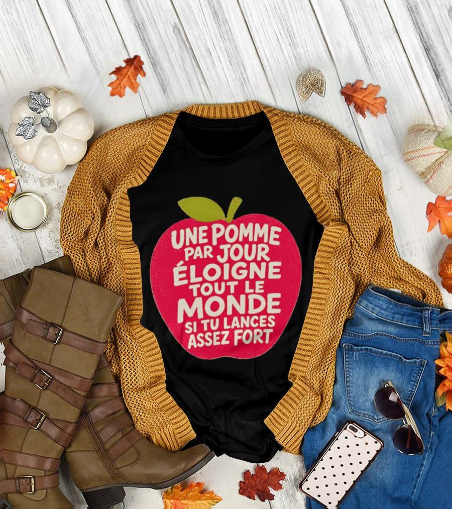 Une Pomme Par Jour Éloigne Tout le Monde Si tu Lances Assez Fort Humor Phrase T-Shirt