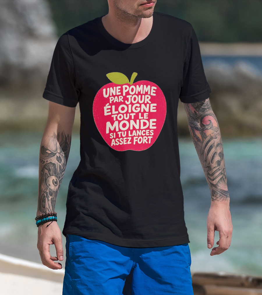 Une Pomme Par Jour Éloigne Tout Le Monde Si Tu Lances Assez Fort Humor Phrase T-Shirt