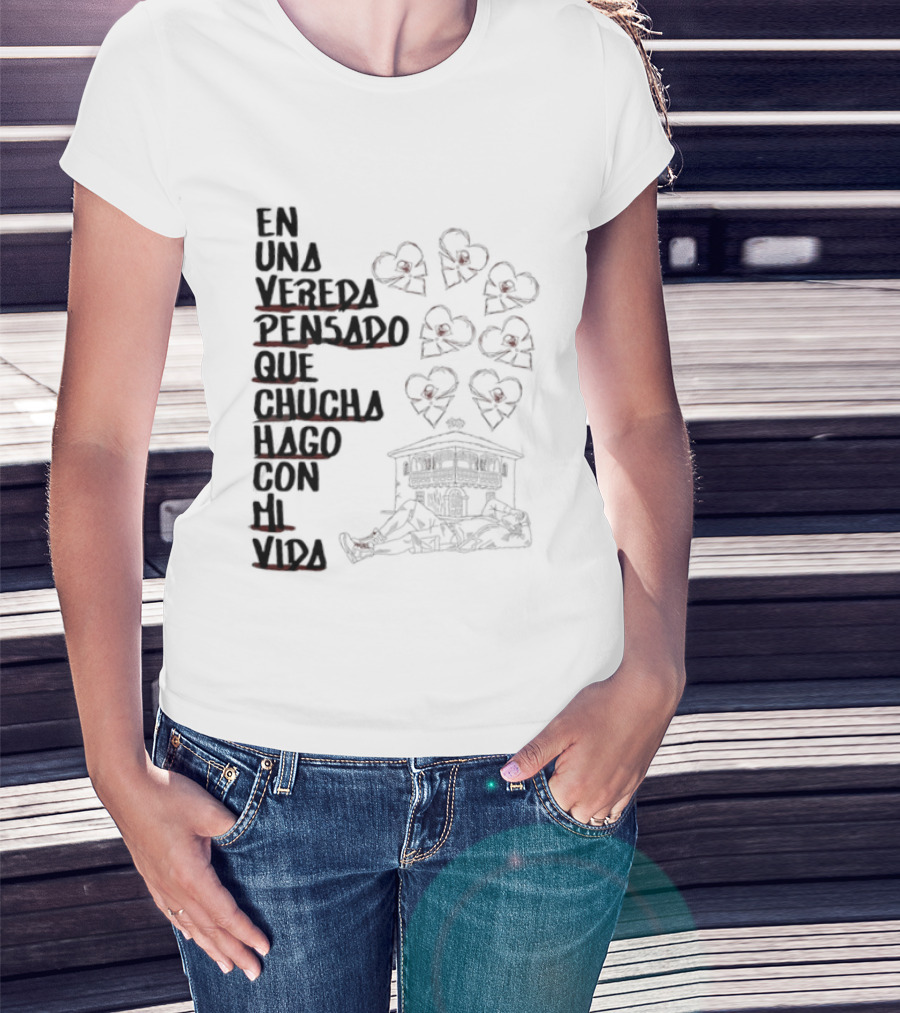 En Una Vereda Pensado Que Chucha Hago Con Mi Vida Corazones Casa Ilustración T-Shirt
