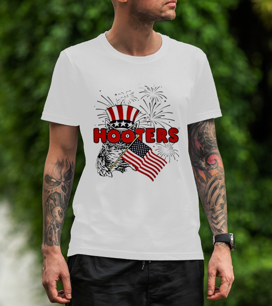 Hooters Uncle Sam Owl USA Flag Fireworks Celebration T-Shirt