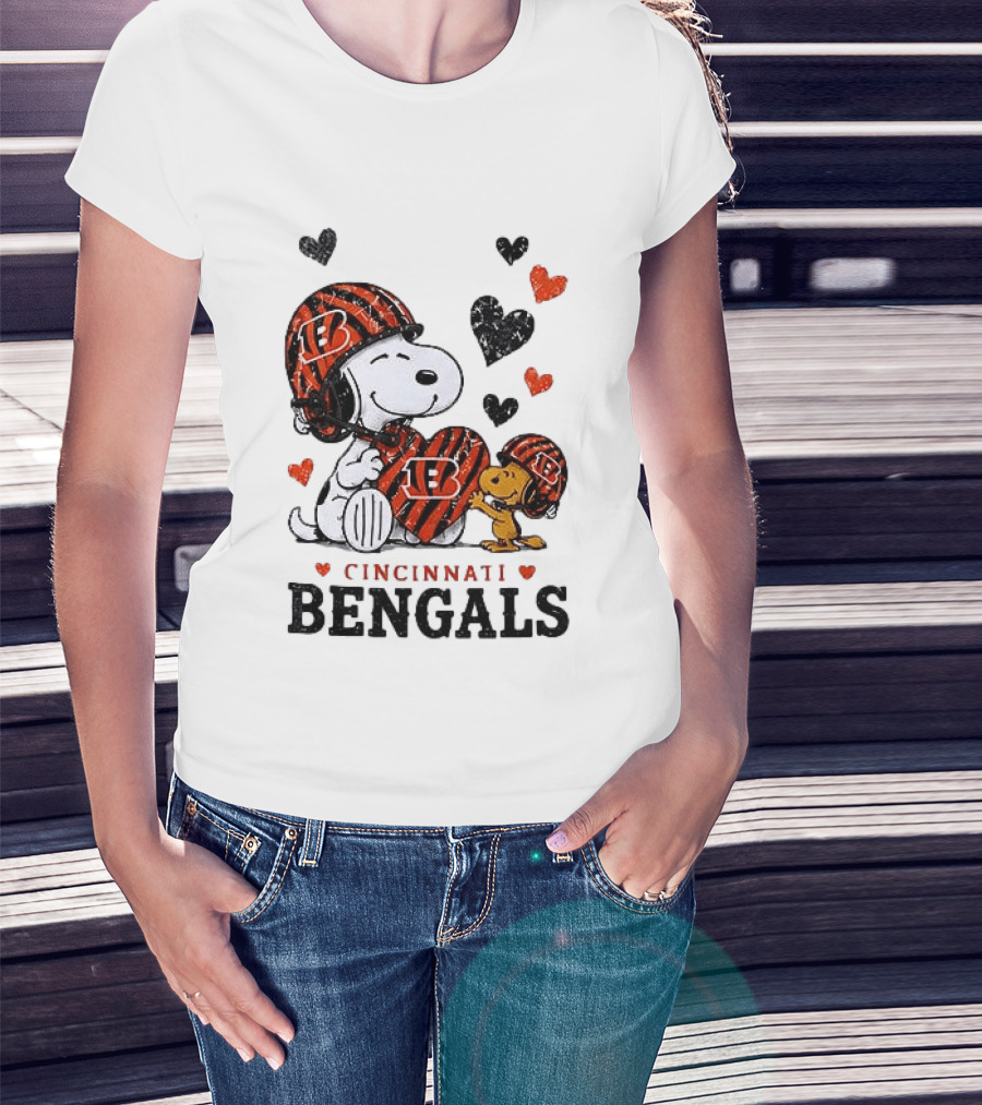 Cincinnati Bengals Peanuts Snoopy And Woodstock Love Hearts T-Shirt