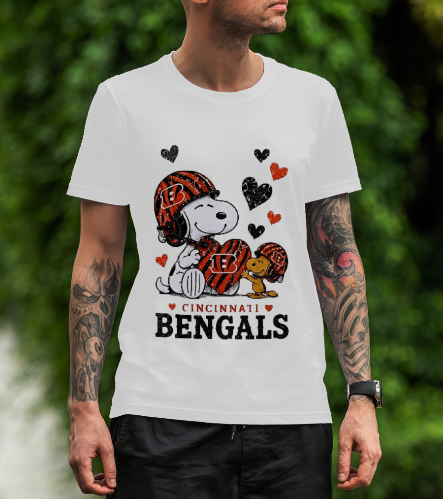 Cincinnati Bengals Peanuts Snoopy And Woodstock Love Hearts T-Shirt
