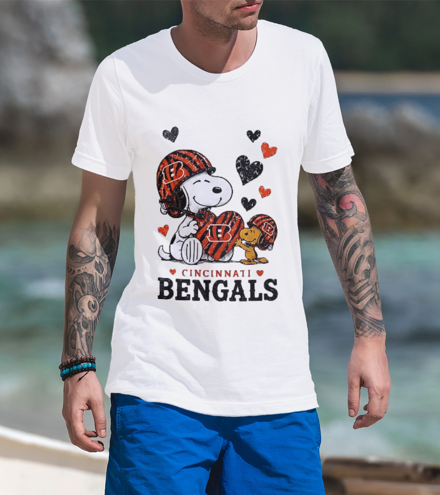 Cincinnati Bengals Peanuts Snoopy And Woodstock Love Hearts T-Shirt