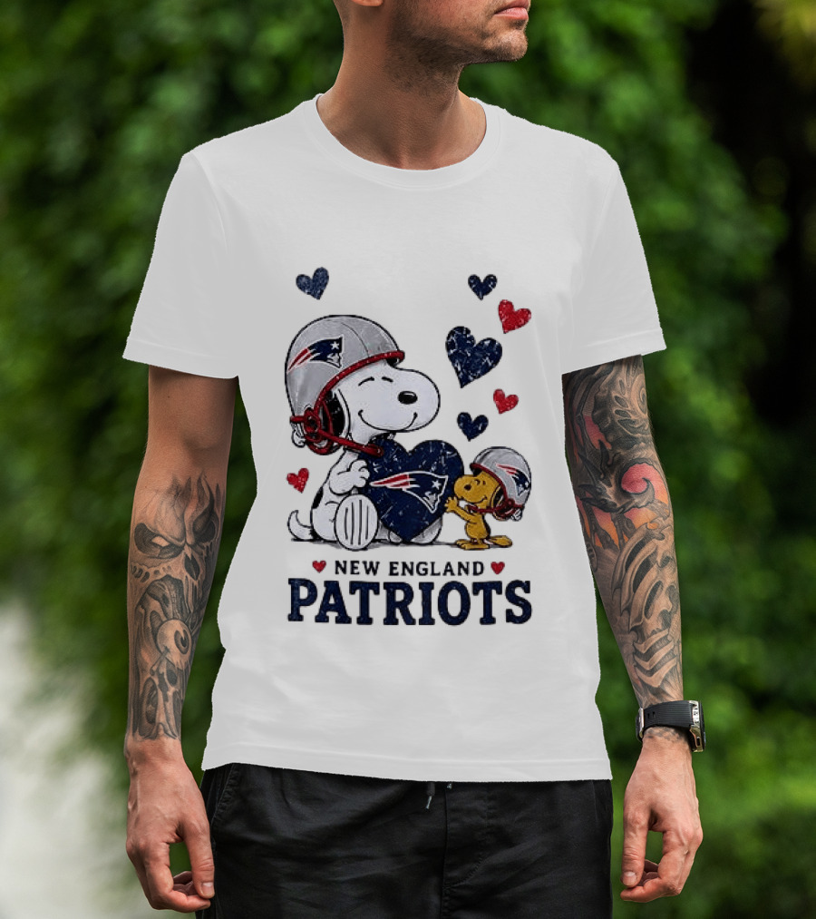 New England Patriots Peanuts Snoopy Woodstock Heart Helmets T-Shirt