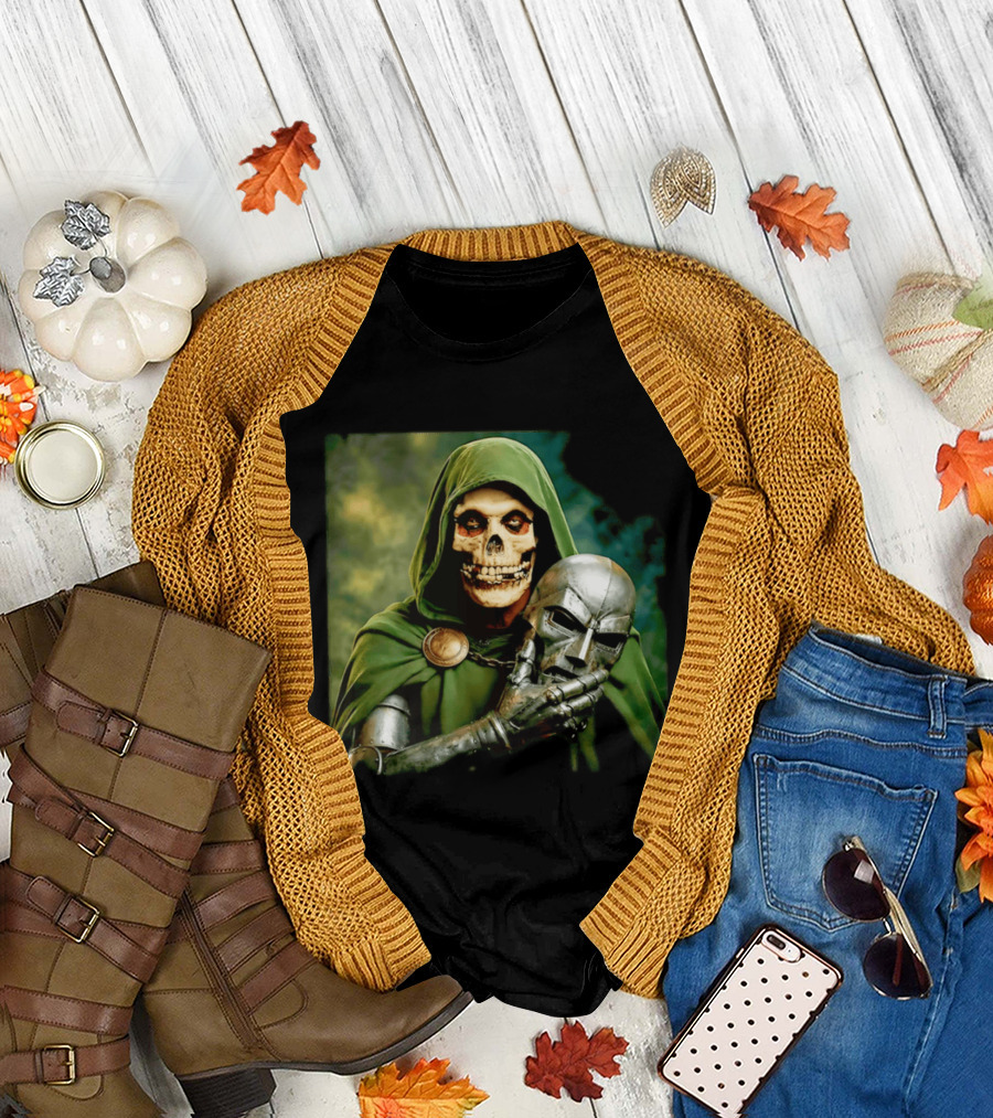 Doctor Doom Skull Face Holding Mask Supervillain Marvel T-Shirt