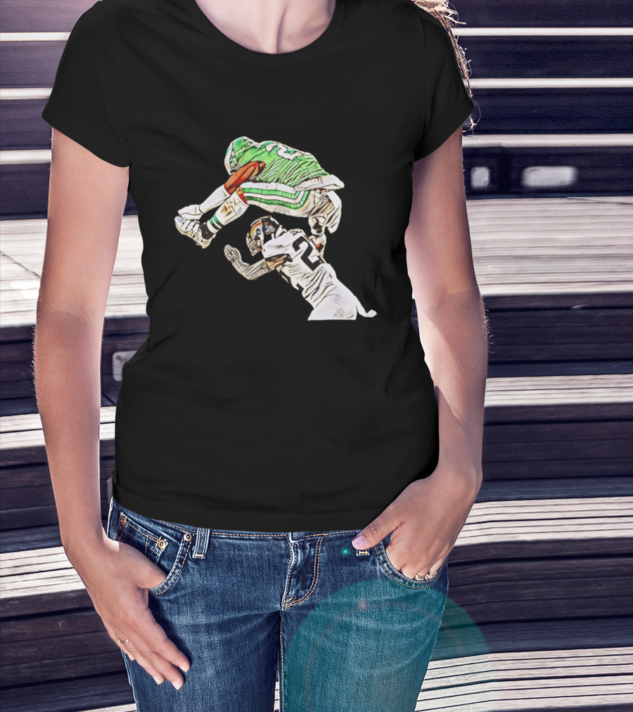 Saquon Barkley Hurdle Backwards Jump Over Defender In Green And White Jersey T-Shirt