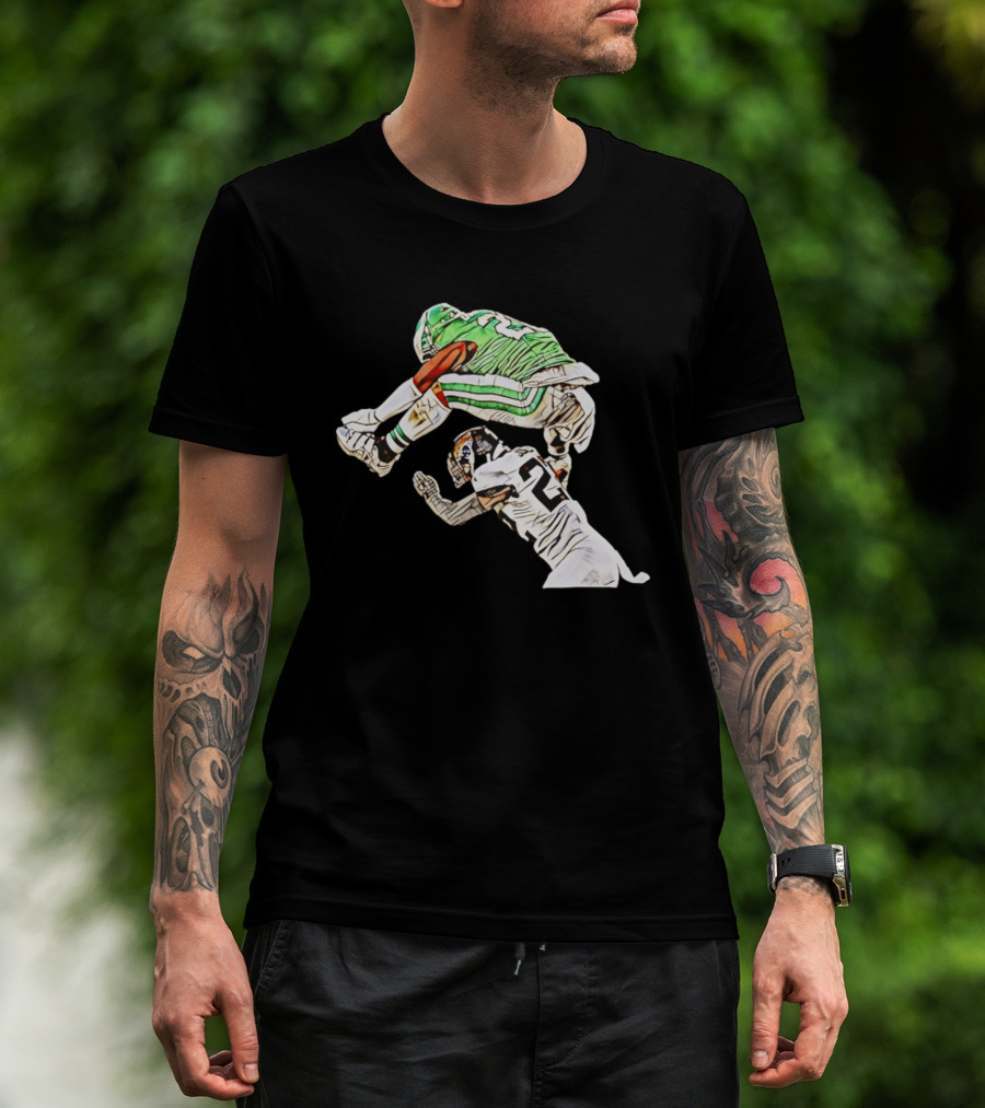 Saquon Barkley Hurdle Backwards Jump Over Defender In Green And White Jersey T-Shirt