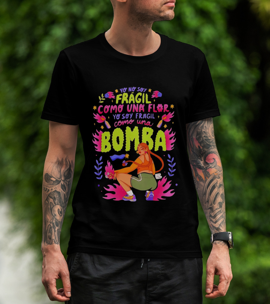 Yo No Soy Frágil Como Una Flor Yo Soy Frágil Como Una Bomba Mujer Con Fuego Y Explosiones T-Shirt