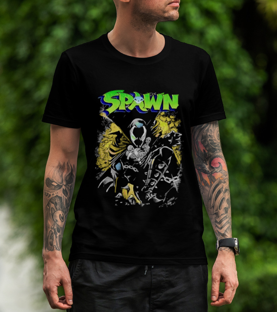 Spawn Crouching Superhero Chains Cape Distressed Comics T-Shirt