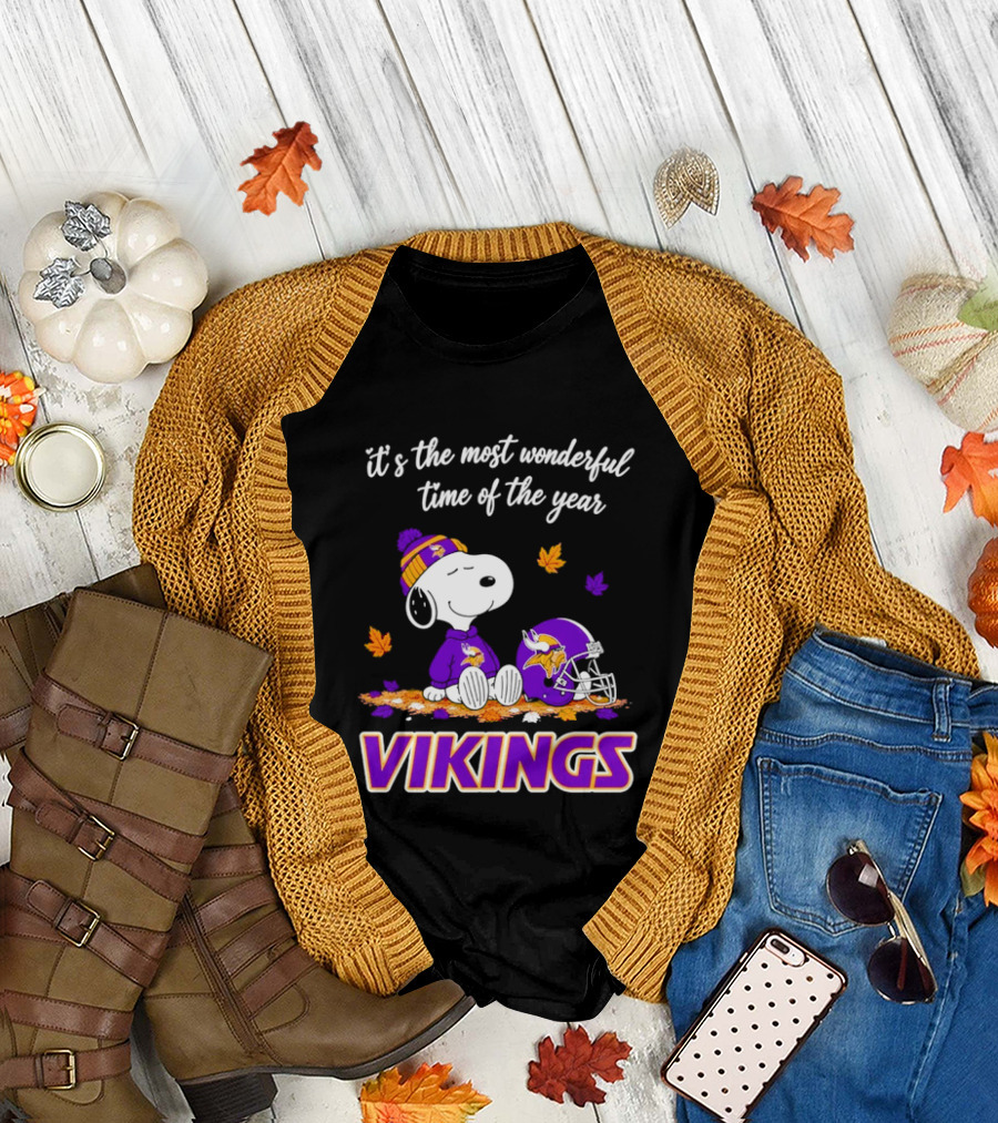 Minnesota Vikings It's The Most Wonderful Time Of The Year Snoopy Sitting Helmet Autumn Leaves T-Shirt