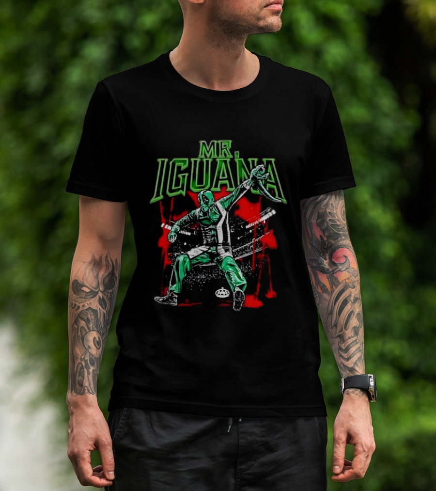 Mr Iguana Masked Wrestler With Lizard Puppet AAA Red Paint Splatter T-Shirt