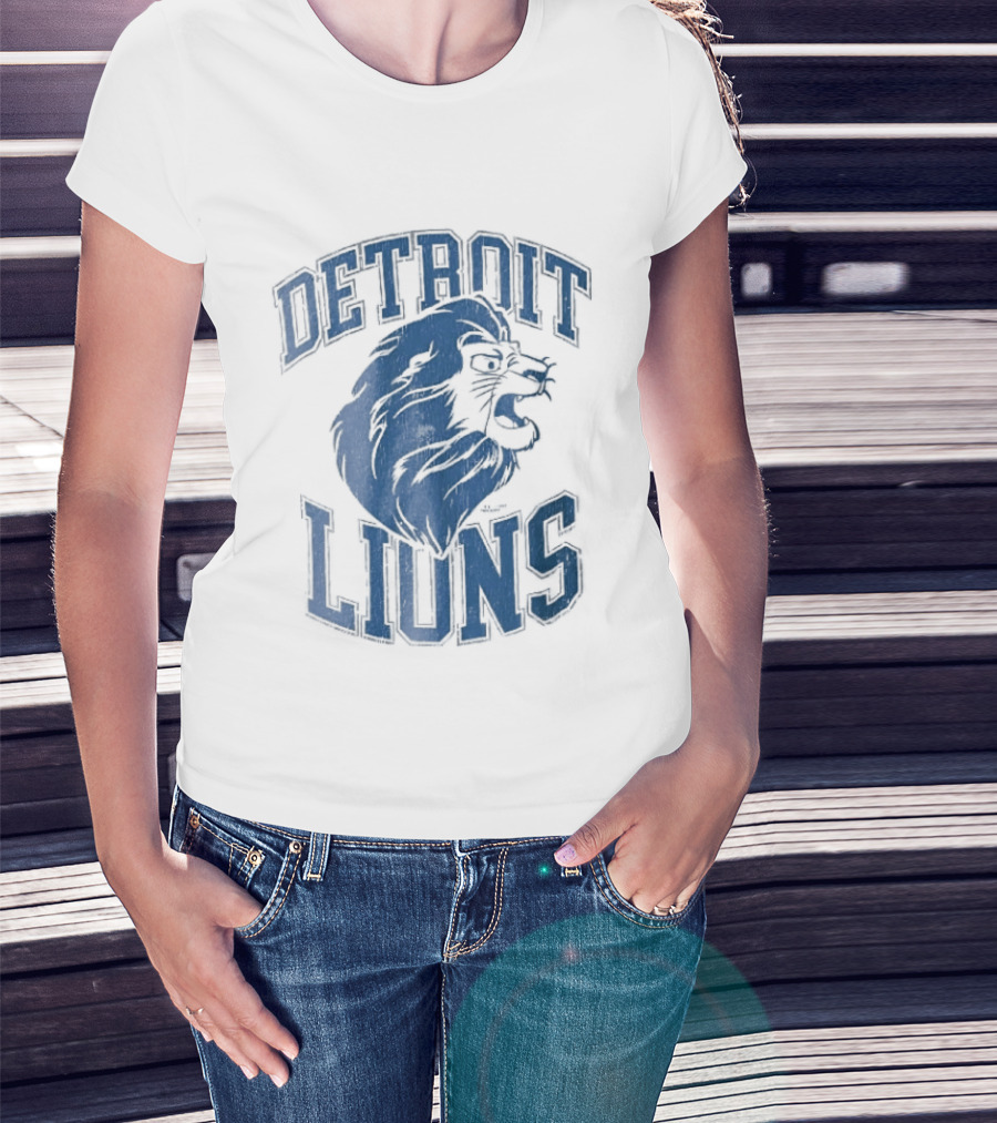 Detroit Lions Distressed Roaring Lion Head Varsity T-Shirt
