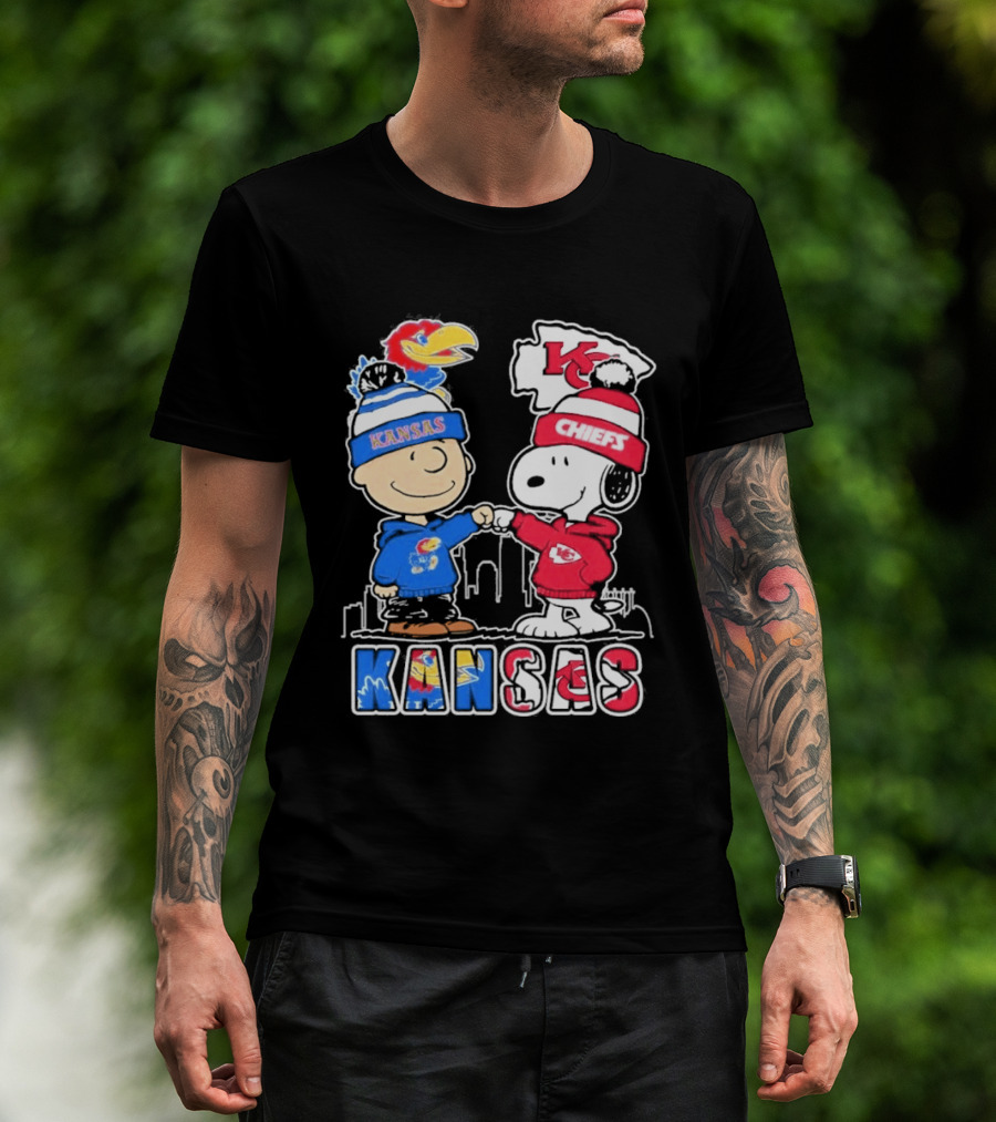 Kansas Jayhawks Kansas City Chiefs Peanuts Christmas 2025 Snoopy And Woodstock Fist Bump T-Shirt