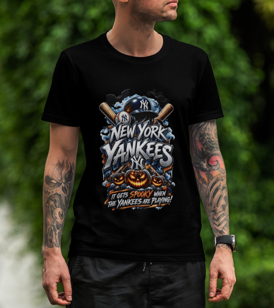 New York Yankees It Gets Spooky When The Yankees Are Playing Halloween MLB T-Shirt