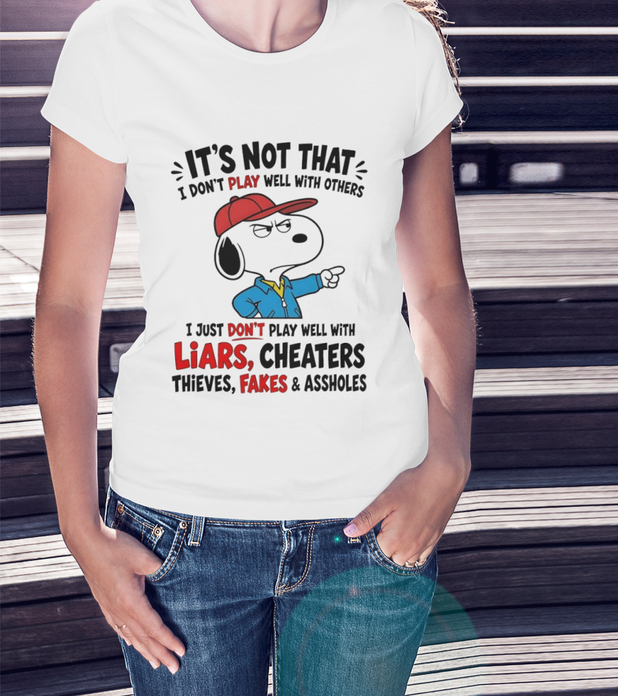 Snoopy It's Not That I Don't Play Well With Others I Just Don't Play Well With Liars Cheaters Thieves Fakes T-Shirt