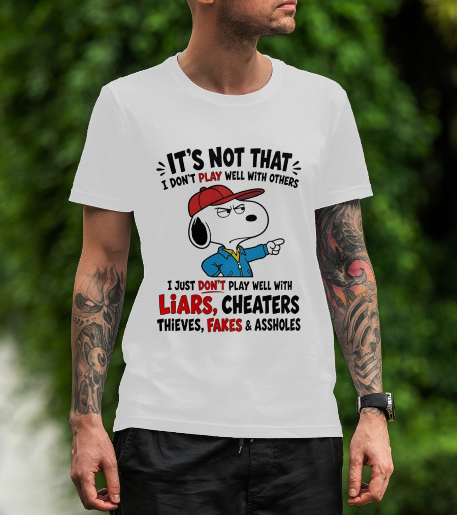 Snoopy It's Not That I Don't Play Well With Others I Just Don't Play Well With Liars Cheaters Thieves Fakes T-Shirt