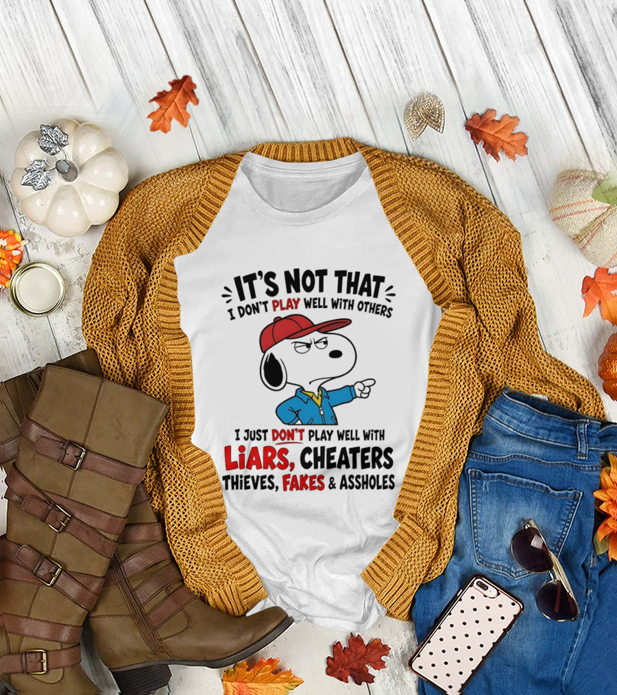Snoopy It's Not That I Don't Play Well With Others I Just Don't Play Well With Liars Cheaters Thieves Fakes T-Shirt