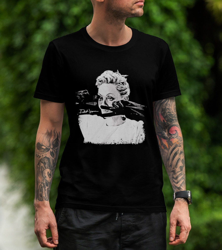 Deborah Vance Hacks TV Show Makeup Scene T-Shirt