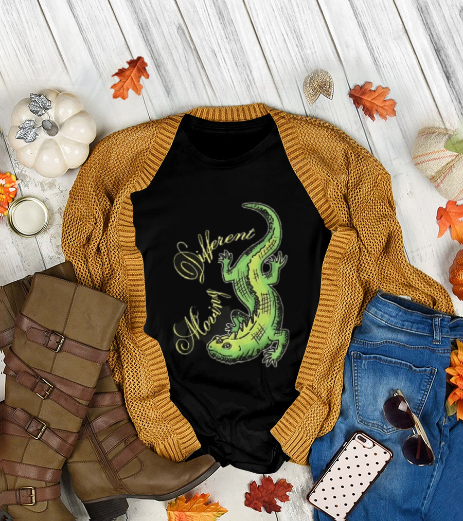 Different Moving Green Lizard Iguana Line Sketch T-Shirt