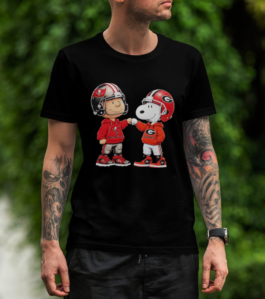Charlie Brown Snoopy Tampa Bay Buccaneers Georgia Bulldogs Fist Bump T-Shirt